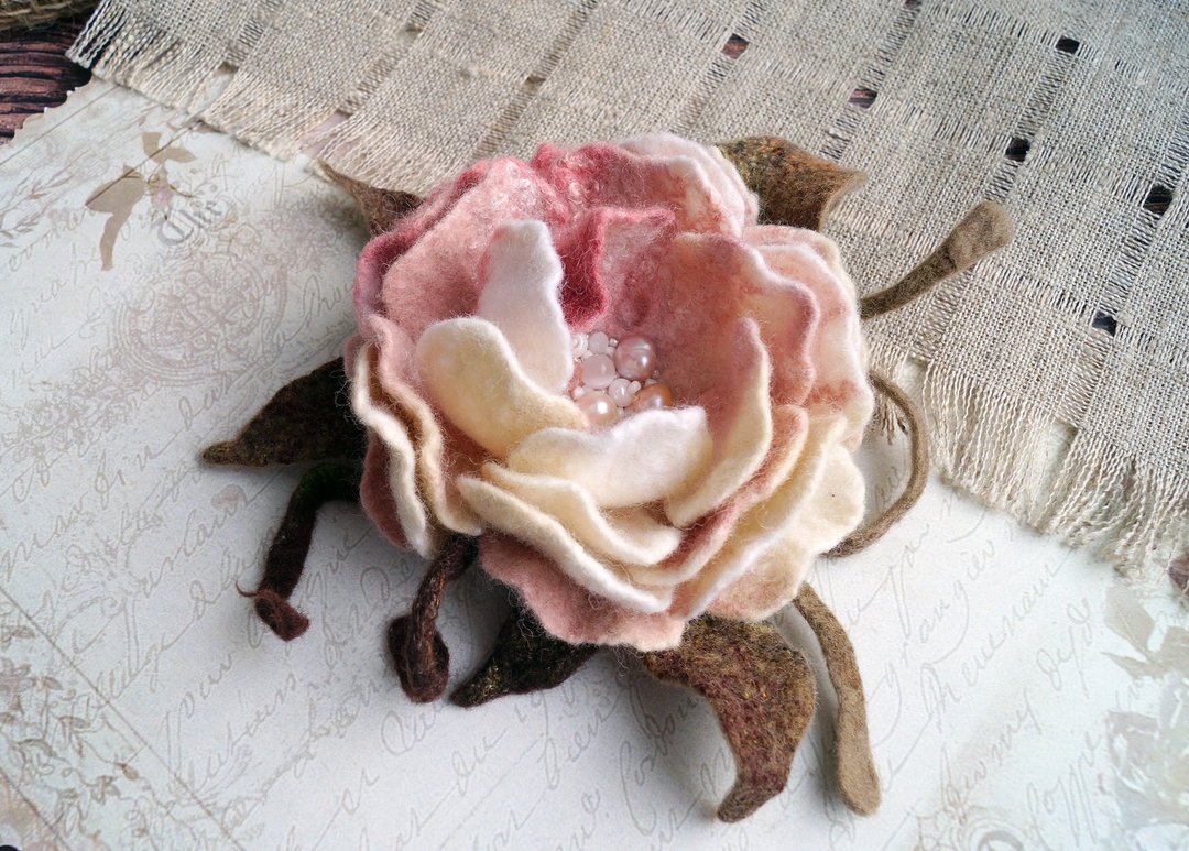 Textile brooch, felt brooch, flower, brooch flower, larger flower, large pin - 胸针 - 羊毛 粉红色