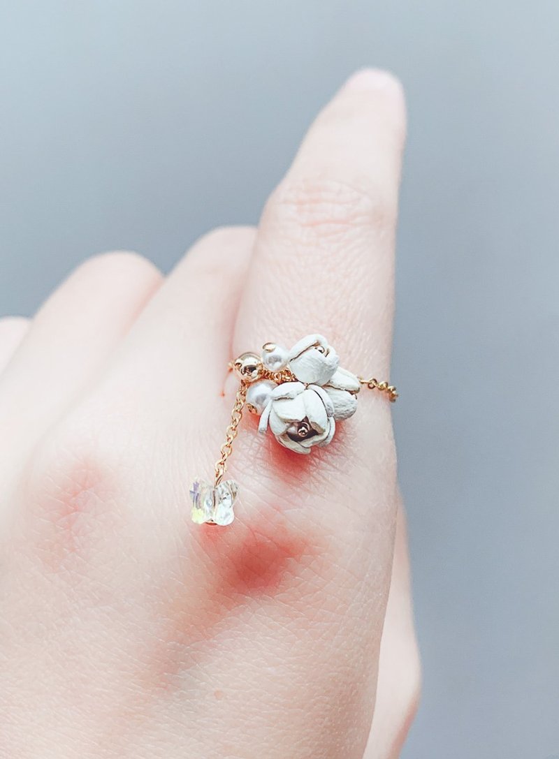 ROPEshop之【小花束】百合白羊皮革花朵珍珠链戒。 - 戒指 - 铜/黄铜 金色