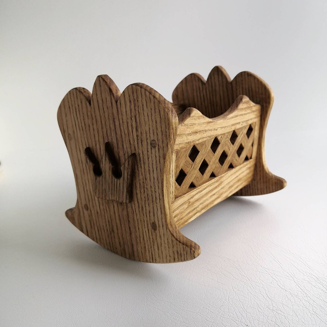 Cradle bed dollhouse. A miniature crib for a doll. Wooden cradle with mattress - 玩偶/公仔 - 木头 