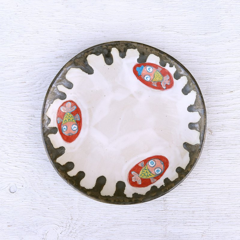 青い帽子をかぶった金魚と白釉の色絵皿 - 盘子/餐盘/盘架 - 陶 白色