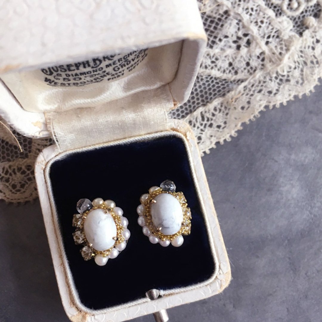 14kgf Howlite and Vintage Pearl Irregular Oval Earrings OR Brass Painless Ear Clips - 耳环/耳夹 - 宝石 白色