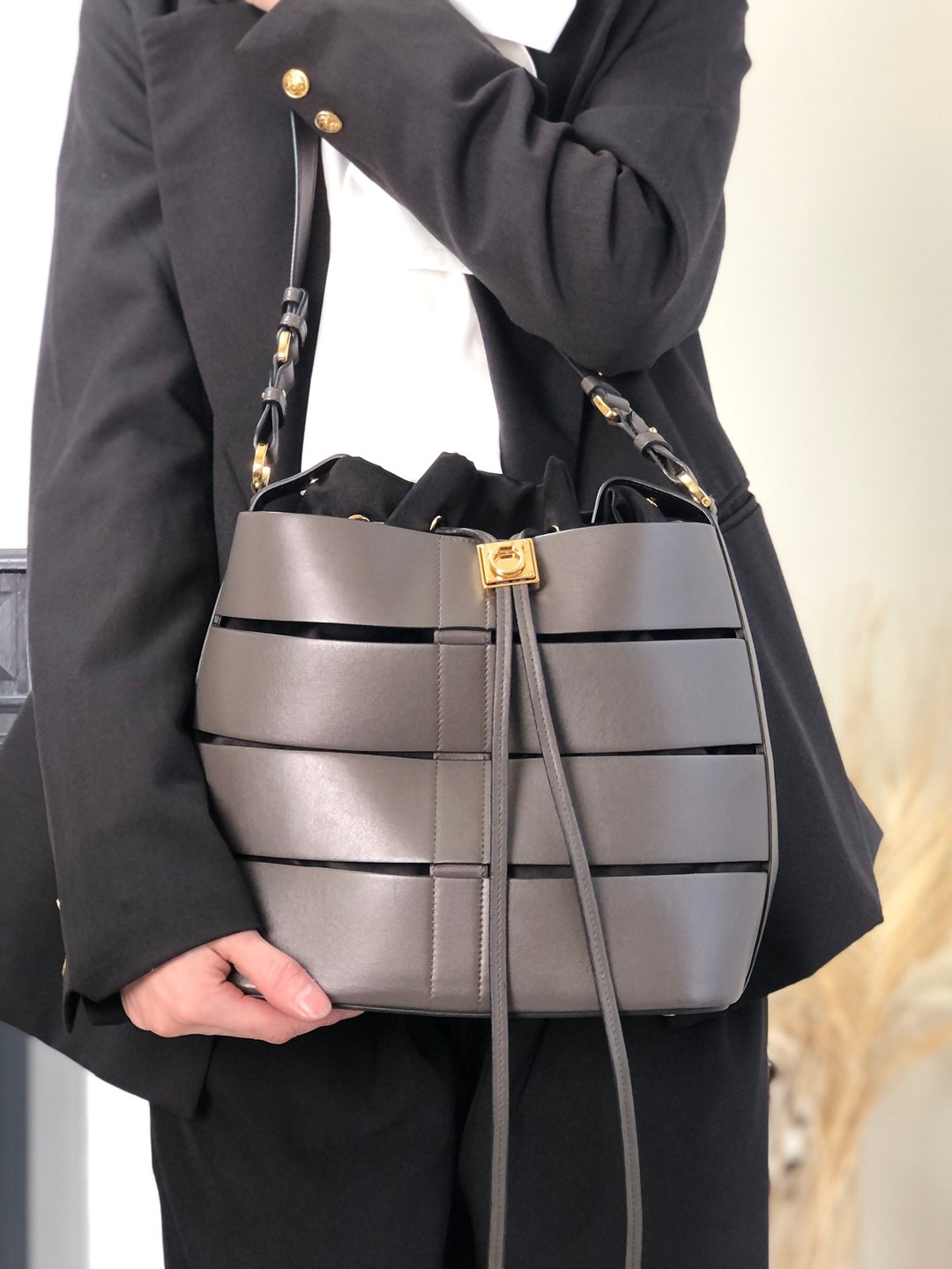 【 日本直送 名牌中古包 】Salvatore Ferragamo  સલવાટોર ફેરાગામો 肩背包 灰色 皮革 束口 de3dye - 侧背包/斜挎包 - 真皮 灰色