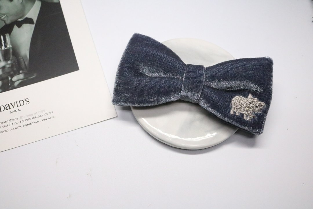 高級灰絲絨小象刺繡領結/百搭俏皮質感蝴蝶結 - 领结/领巾 - 丝．绢 灰色