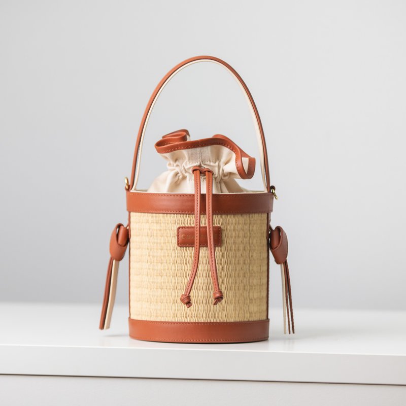 Chaksarn Mini Bucket Bag: Natural Woven Straw with Leather - 手提包/手提袋 - 真皮 咖啡色