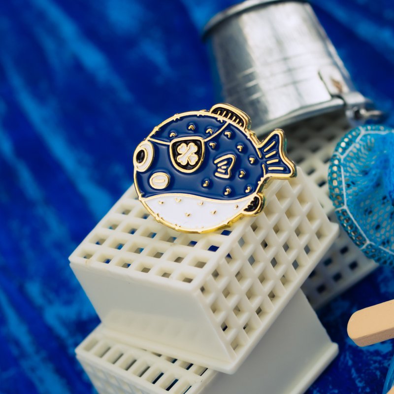 Pufferfish Pirate Enamel Pin - 胸针 - 其他金属 蓝色