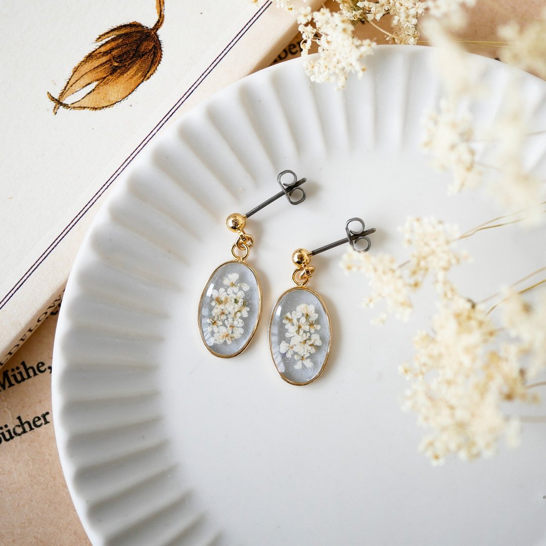 Lace flower pressed flower earrings/P-269/ice gray - 耳环/耳夹 - 树脂 透明