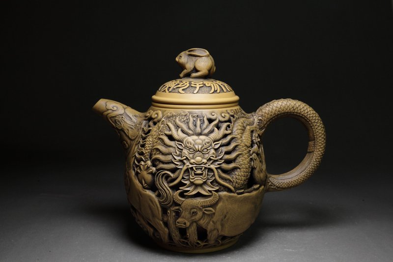 【十二生肖】程刚大师雕刻 镂空壶 订制典藏款 收藏展示 - 茶具/茶杯 - 陶 卡其色