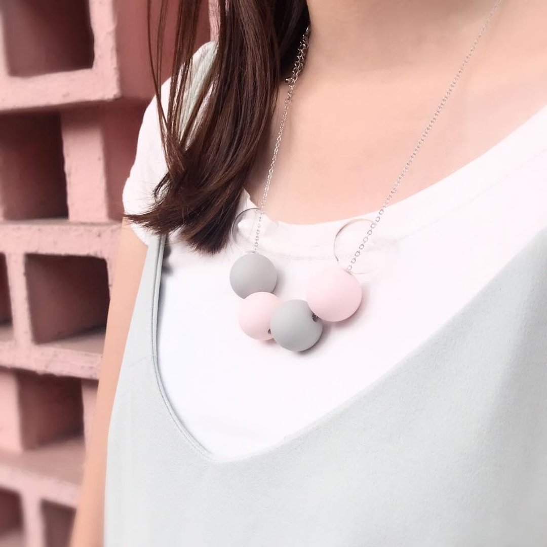 LaPerle 初夏 粉红灰 圣诞礼物 几何 玻璃珠 泡泡 圆珠 透明 项链 颈链 项链 颈链 生日礼物 Plastic Ball Baby Pastel Pink Blue Necklace Christmas gift Xmas - 颈链 - 玻璃 粉红色
