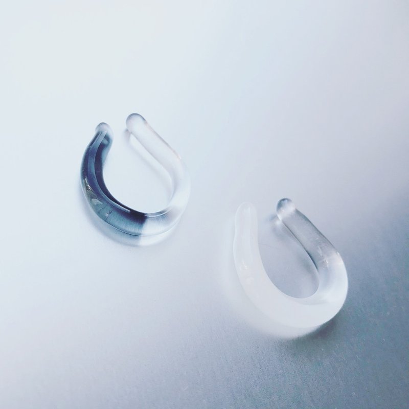 Glass Hoop Ear Cuffs Large / White or Black - 耳环/耳夹 - 玻璃 黑色