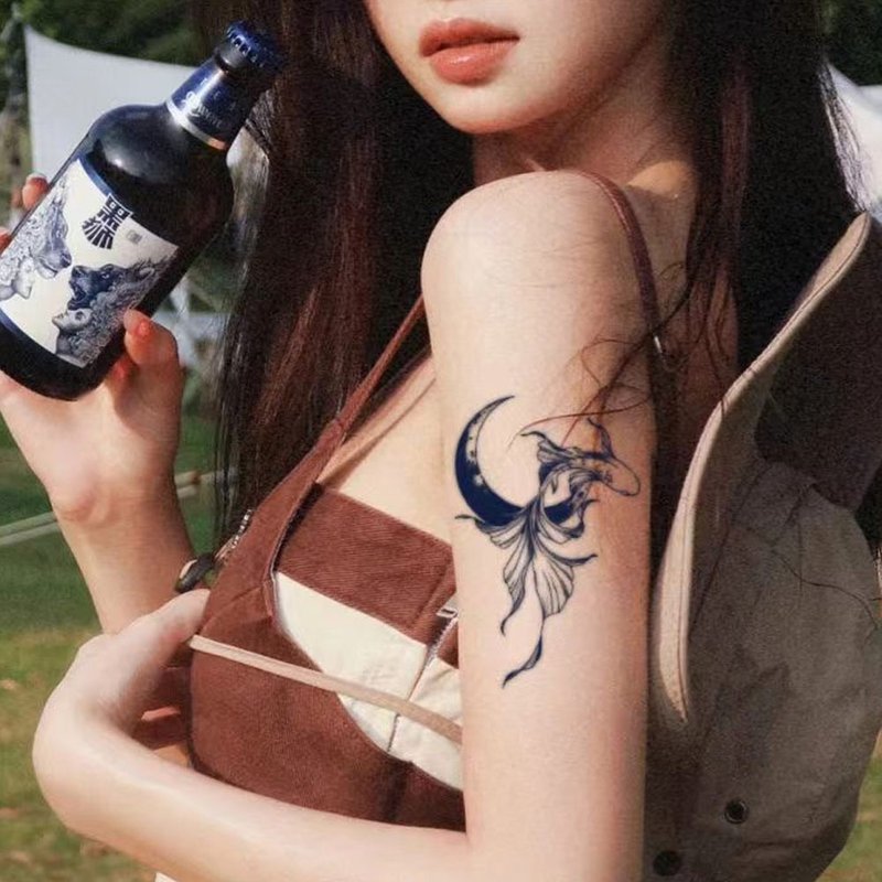发3张【月亮锦鲤】半永久草本纹身贴甜酷仿真持久防水效果超好 - 纹身贴 - 纸 多色