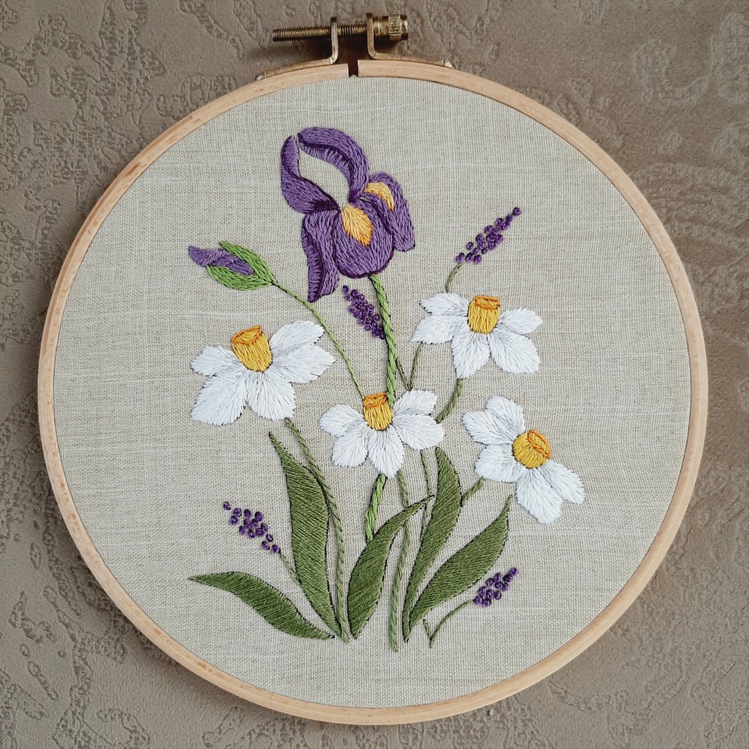 繡圖 鳶尾花 Embroidered picture Irises and daffodils, hand embroidery wall decor - 画框/相框 - 绣线 粉红色