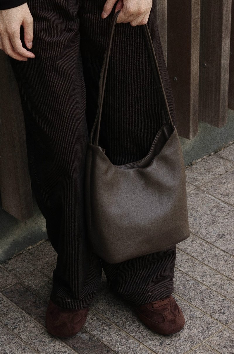 【新色上架优惠】超轻日常软皮革单肩通勤包 香港小众设计 - 侧背包/斜挎包 - 真皮 咖啡色