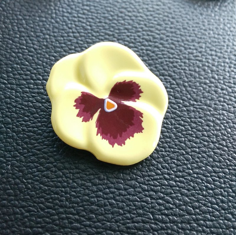 【美国西洋古董饰品】AVON 三色堇 浅黄 可爱 花卉 别针  胸针 - 徽章/别针 - 其他材质 金色