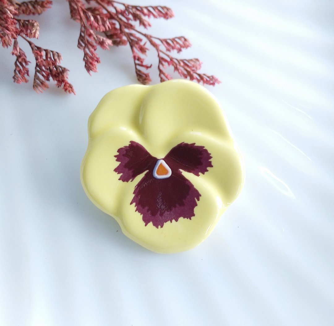 Vintage Jewelry AVON 三色堇 浅黄 可爱 花卉 别针  胸针 - 徽章/别针 - 其他材质 金色