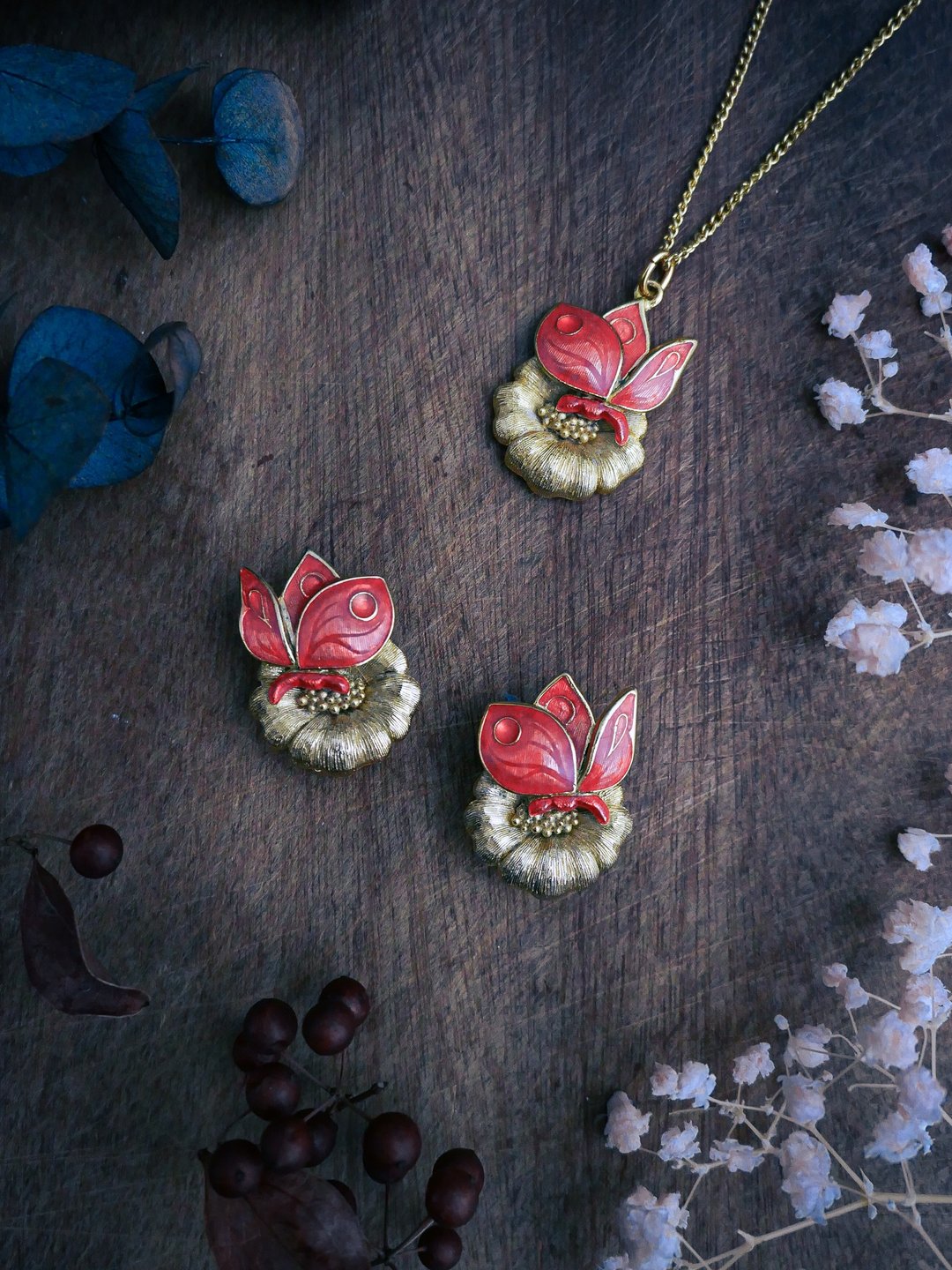 ORENA PARIS 蝴蝶采蜜粉珊瑚套组—法国古董首饰 Vintage Jewelry - 耳环/耳夹 - 珐琅 