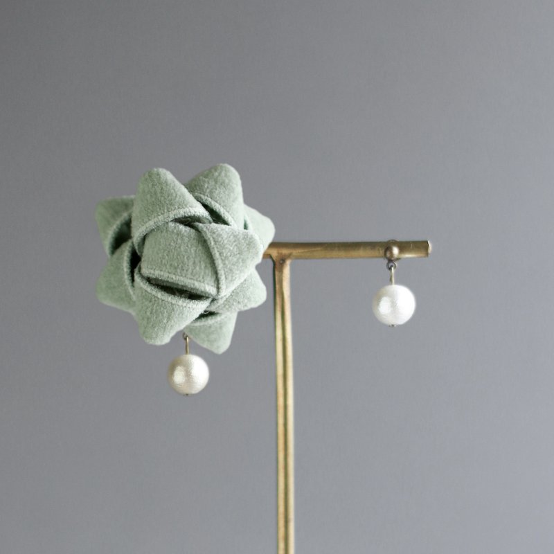 Gift Ribbon Earrings Clip-On[Ice Green] Cotton Velvet - 耳环/耳夹 - 棉．麻 绿色