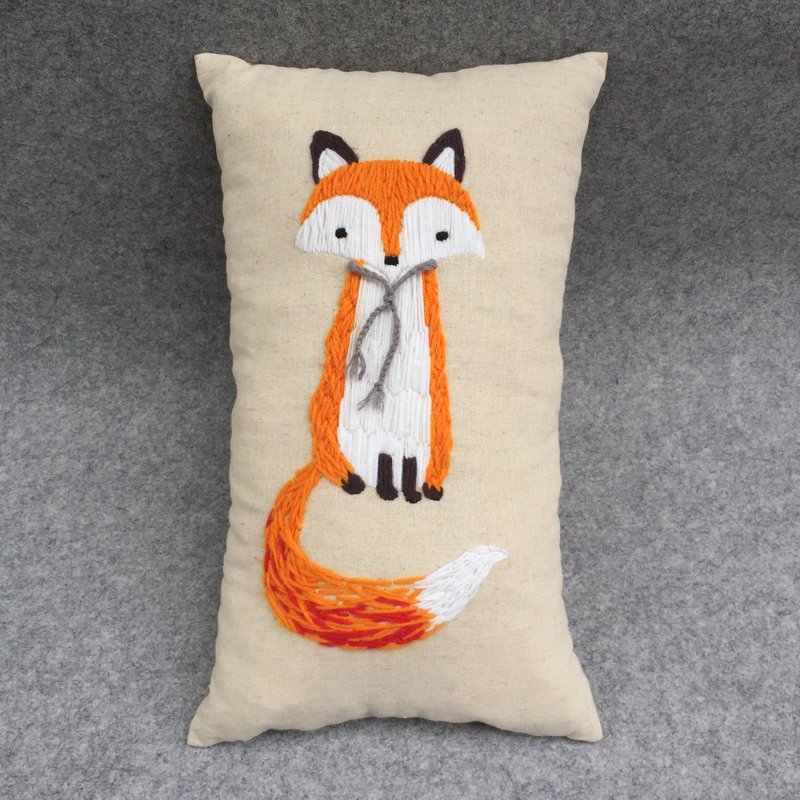 抱枕｜靠垫－小狐狸 手工羊毛立体刺绣 - 枕头/抱枕 - 棉．麻 橘色