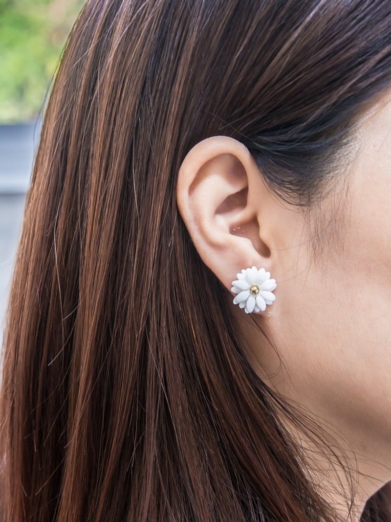 Daisy ~ white porcelain flower earring ~ size S - 耳环/耳夹 - 陶 白色