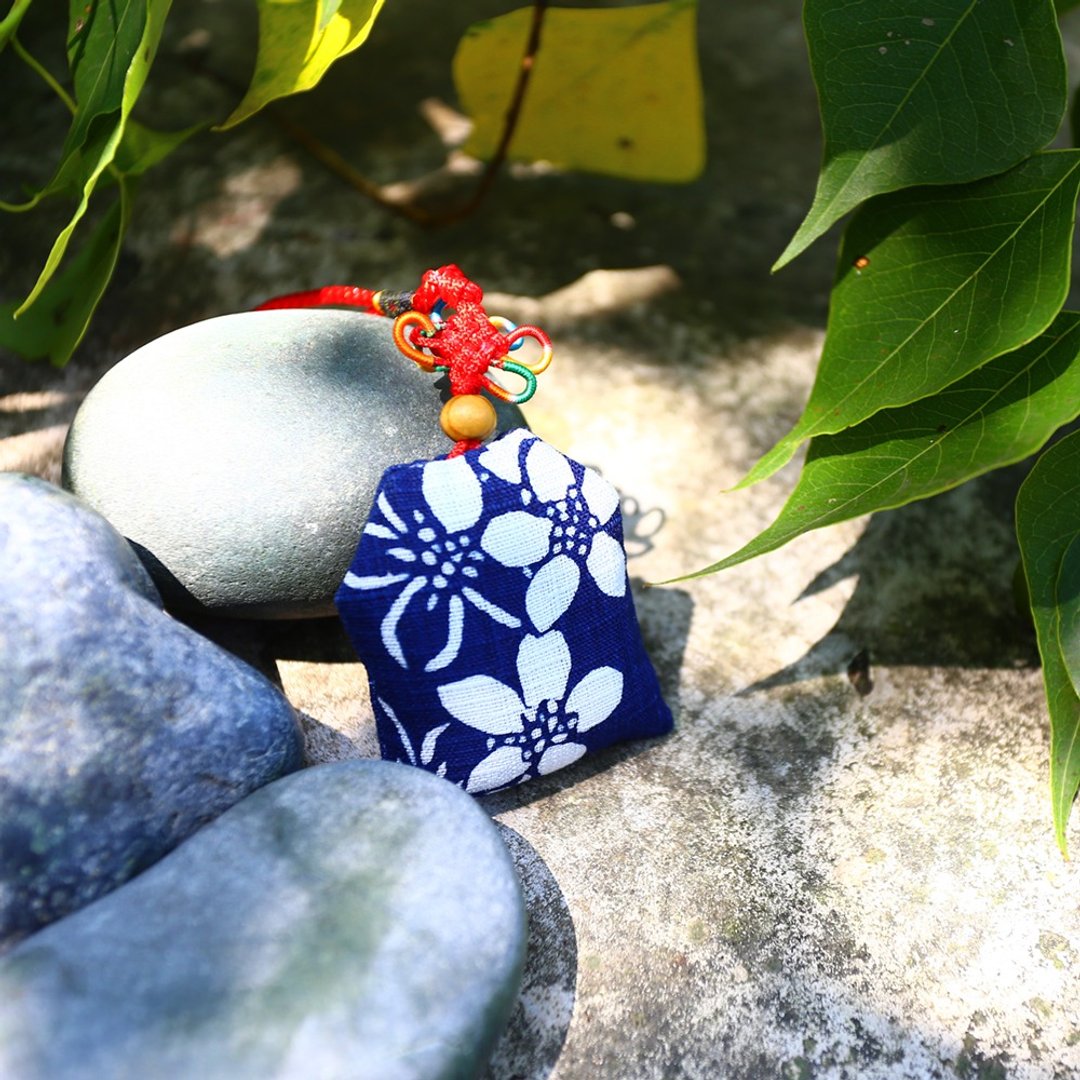 卓也蓝染-型染桐花御守 - 其他 - 棉 蓝色