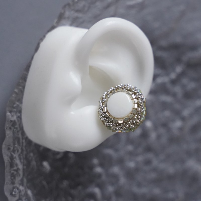 珠饰刺绣耳扣 2 大尺寸 白色 银色 绿色 独一无二 个性 礼物 生日 - 耳环/耳夹 - 其他材质 白色