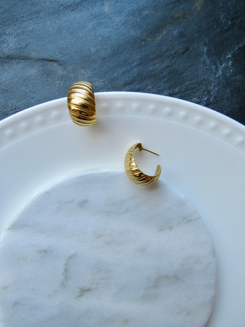 Vintage Croissant Gold Earrings - 耳环/耳夹 - 贵金属 金色