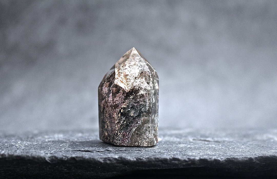 石栽 SHIZAI-绿幽异象水晶柱-含底座 - 摆饰 - 水晶 咖啡色