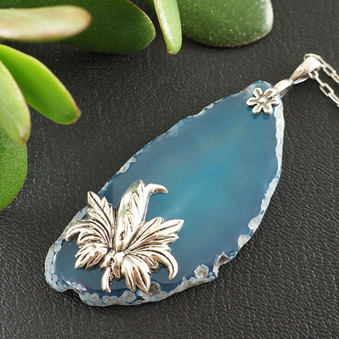 浅蓝色玛瑙切片．银色兰花花卉吊坠项链．饰品 - 项链 - 半宝石 蓝色