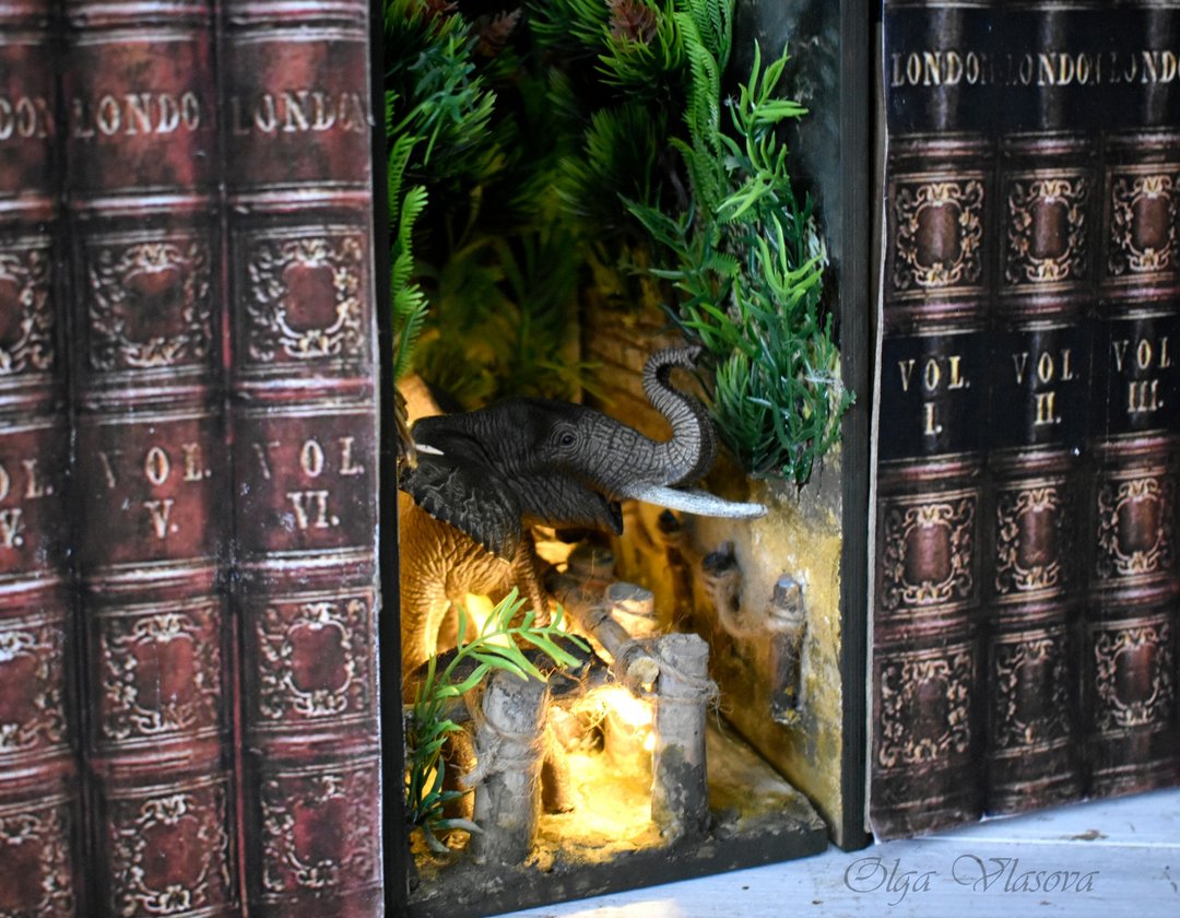 Book nook THAILAND在书架上带有照明的微型书籍之间插入 - 灯具/灯饰 - 纸 绿色