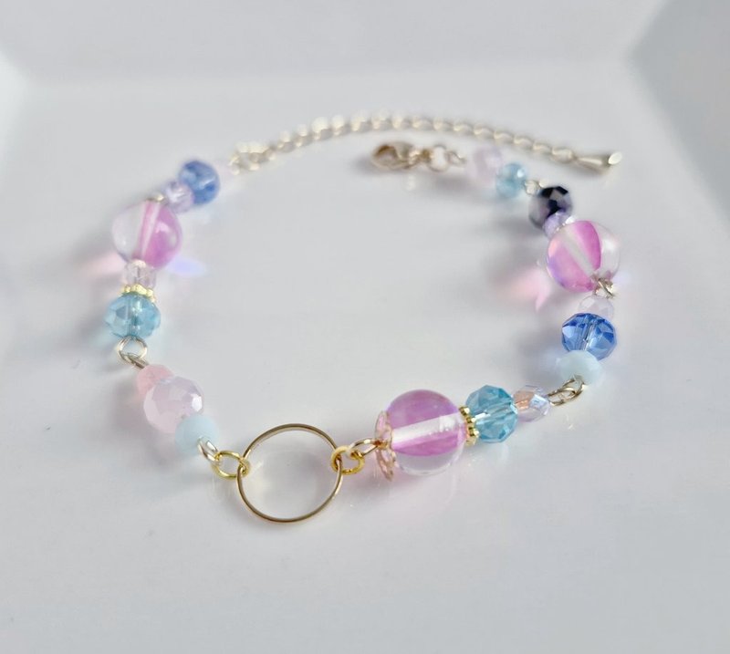 附圆形金属圈 月光石与玻璃珠编织的可爱粉蓝色手链 生日礼物 可调整尺寸 - 手链/手环 - 玻璃 多色