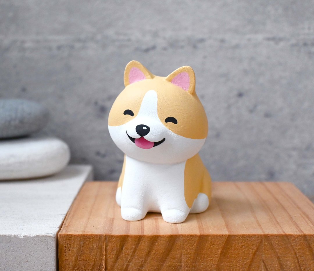 笑咪咪柯基犬名片架 手机架 手工木制疗愈小木雕摆饰 公仔 - 摆饰 - 木头 咖啡色