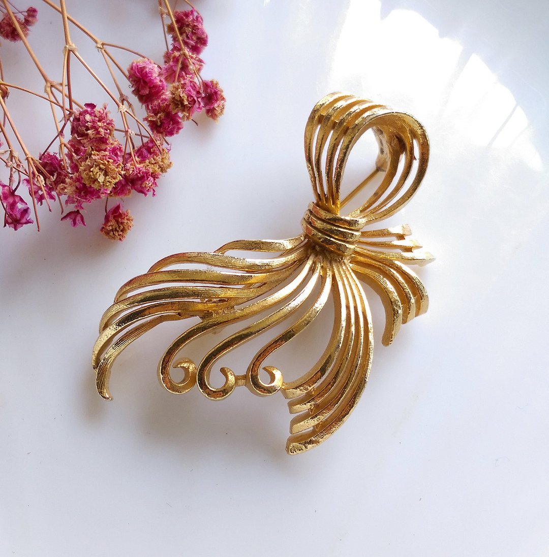 【西洋古董饰品 】LISNER 金属飘逸蝴蝶结 别针 - 耳环/耳夹 - 其他金属 金色