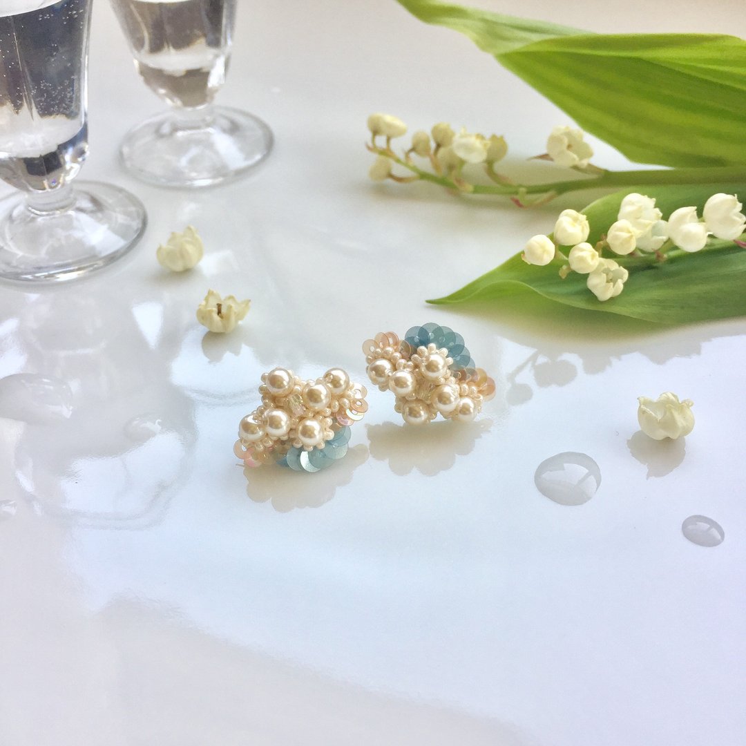 Pearl flower earrings blue gray - 耳环/耳夹 - 其他材质 蓝色