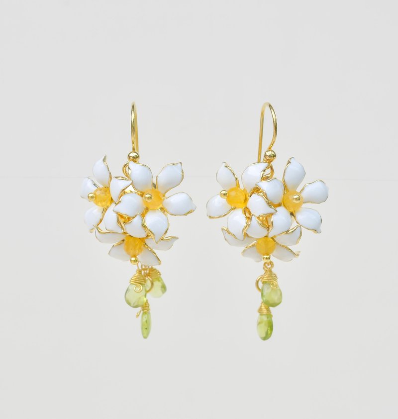 橙花耳环  白色珐琅涂层  镶嵌绿色橄榄石 - 耳环/耳夹 - 铜/黄铜 金色