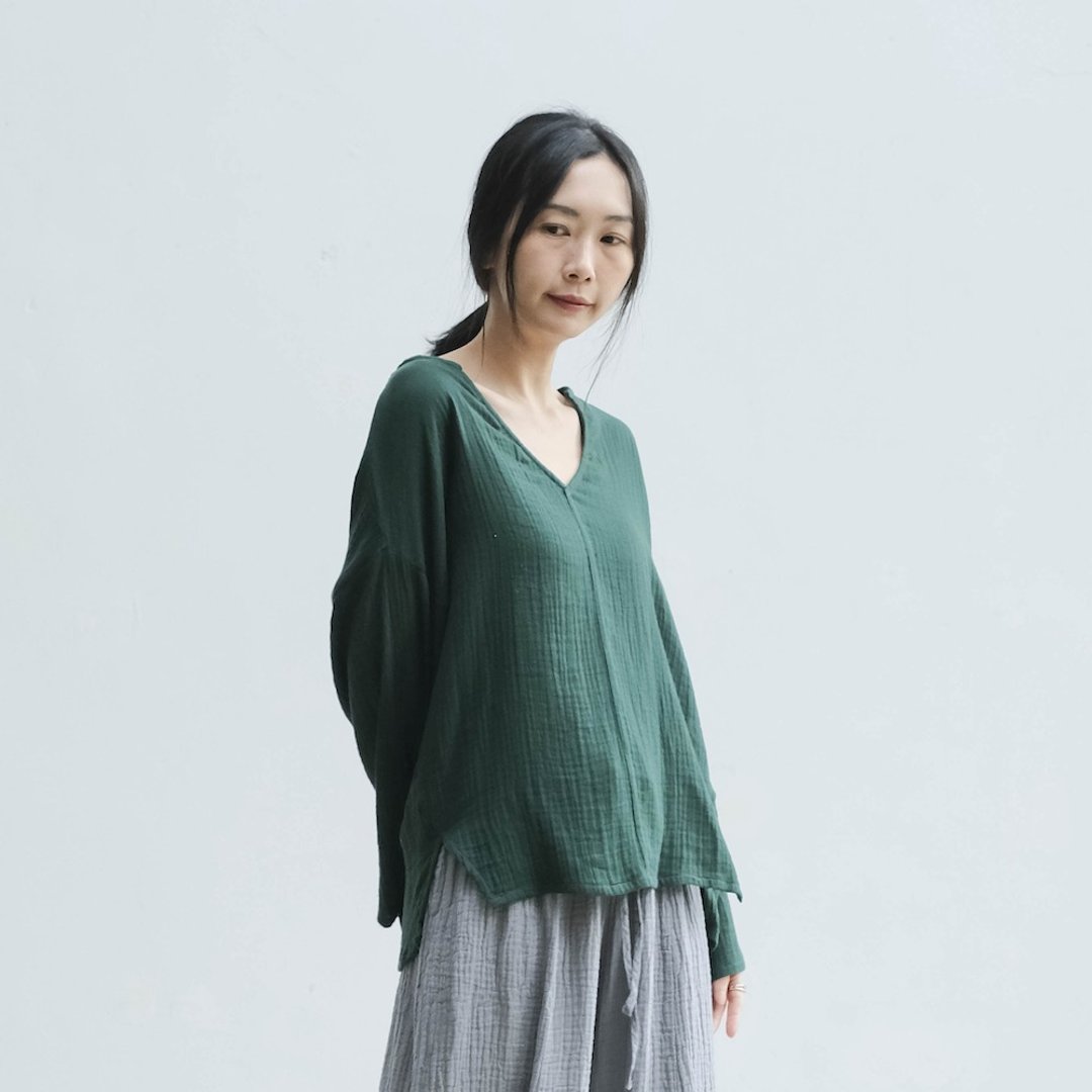 OMAKE V 领小开衩长袖上衣 / 双层纱 森绿 - 女装上衣 - 棉 绿色