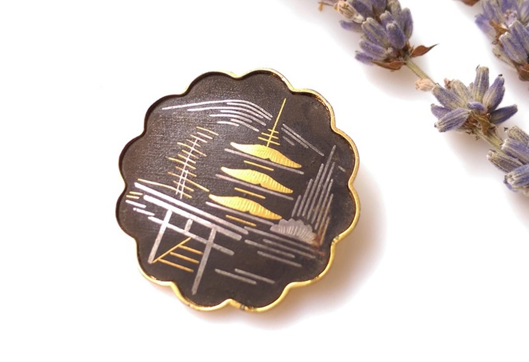 【西洋古董饰品/年代老件】Japan Damascene 波浪边线条山景 别针 - 徽章/别针 - 其他金属 金色