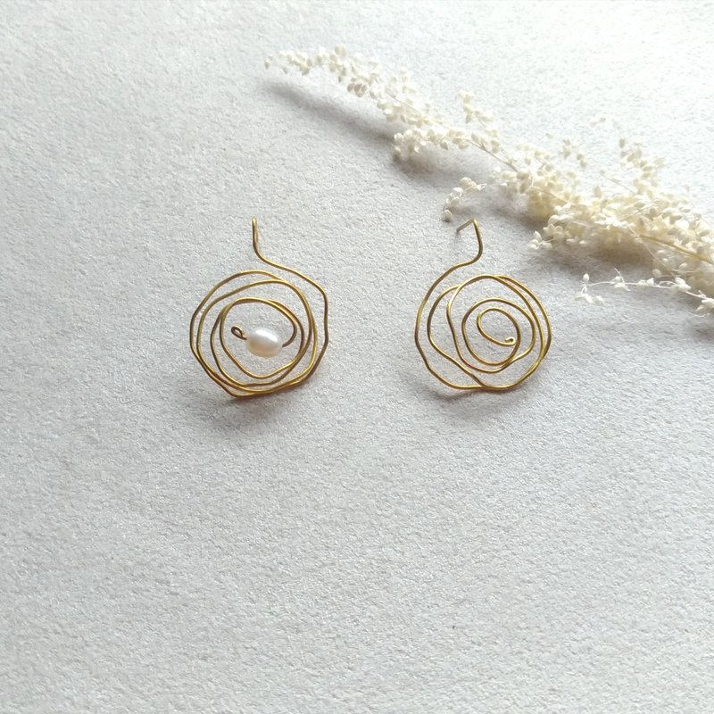 e022-思绪-黄铜、淡水珍珠 针式/夹式耳环 - 耳环/耳夹 - 宝石 金色