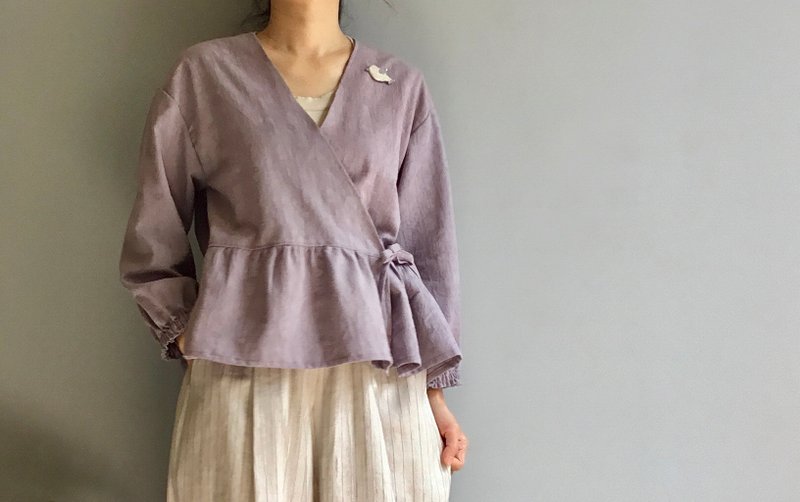 轻风吹过薰衣草园/灰紫色缇花/纯棉交襟罩衫荷叶下摆小外套上衣 - 女装上衣 - 棉．麻 
