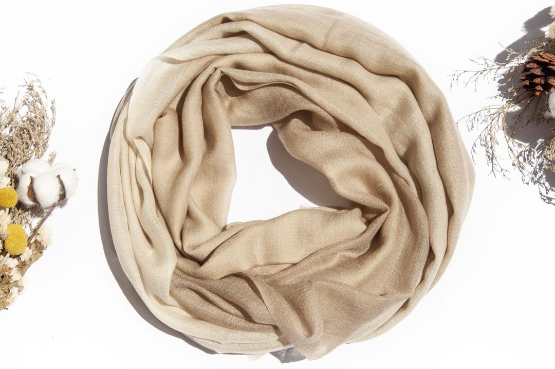 喀什米尔Cashmere/羊绒围巾/纯羊毛围巾披巾/戒指绒披肩-沙漠渐层 - 围巾/披肩 - 羊毛 卡其色