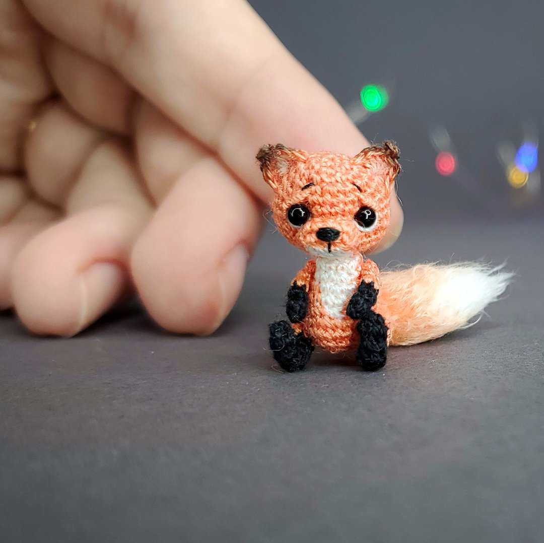 Extreme micro crocheted fox. Dollhouse miniature. Collectible stuffed figurine. - 玩偶/公仔 - 棉．麻 橘色