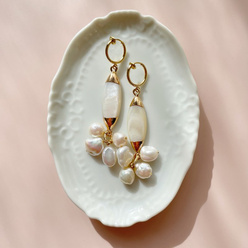 Shell & pearl earrings - 耳环/耳夹 - 贝壳 白色