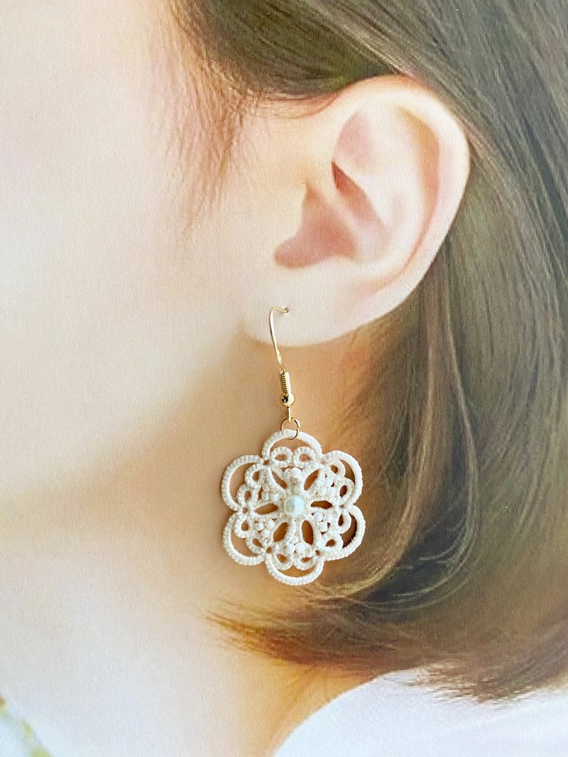 手编米白花花耳环 - 耳环/耳夹 - 棉．麻 白色