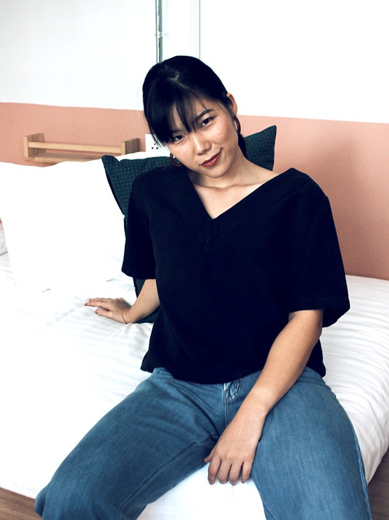 Mali：黑色纯棉短袖圆领上衣 - 女装上衣 - 棉．麻 黑色