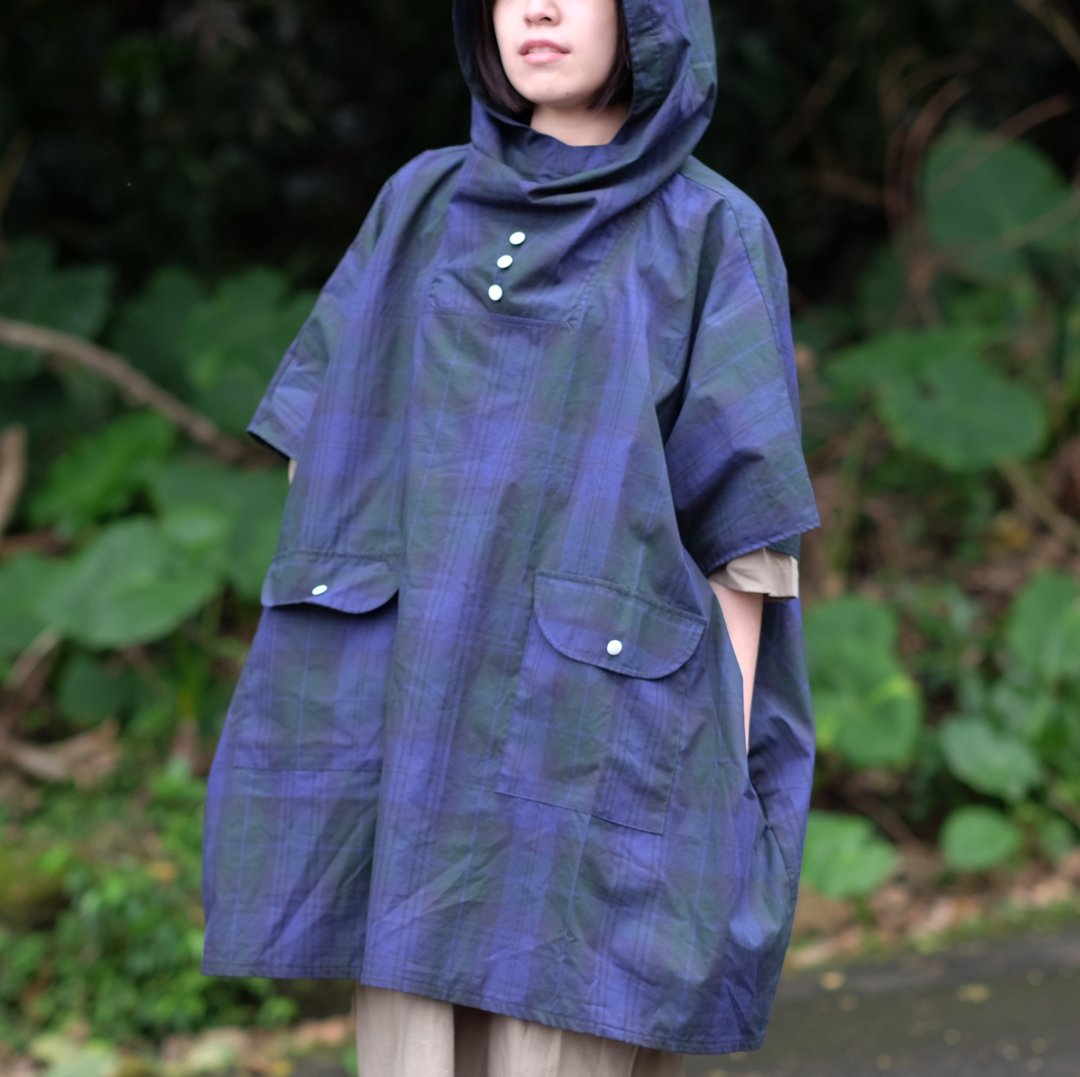 蓝紫格纹斗  篷式宽版短袖连帽上衣 - 女装上衣 - 棉．麻 蓝色