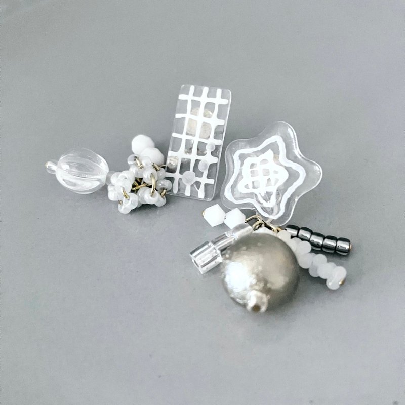 冷白格纹耳夹/耳针 - 耳环/耳夹 - 塑料 白色