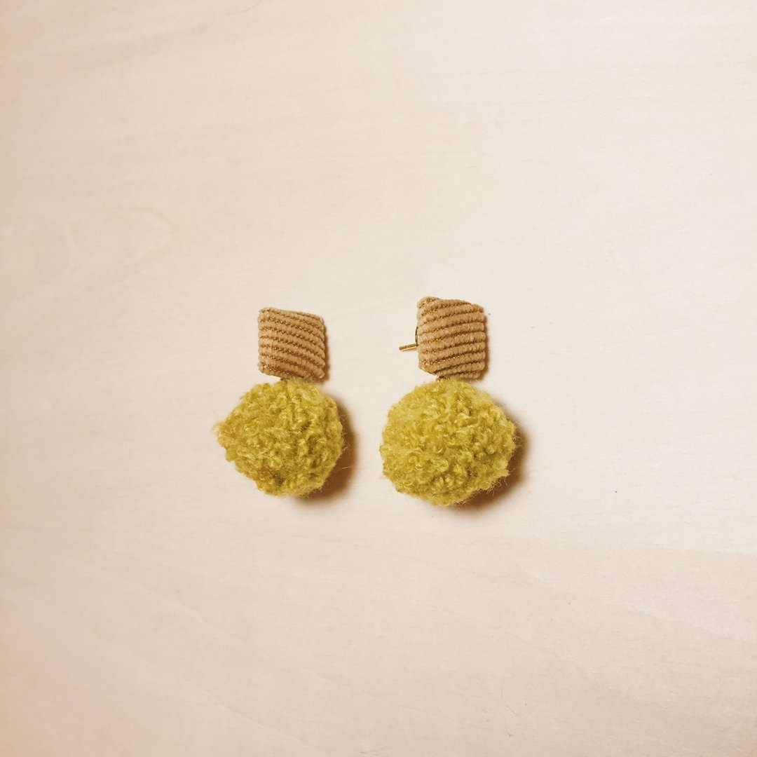 复古灯芯绒方耳针姜黄毛球耳环 - 耳环/耳夹 - 其他人造纤维 黄色