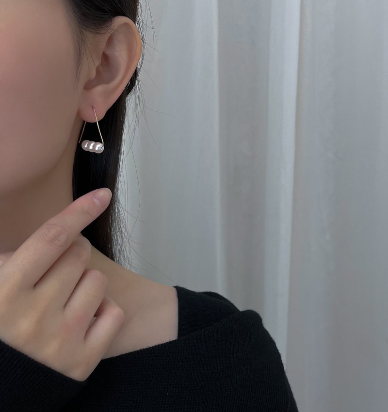 三分旋律灵动轻奢个性极简6-6.5mm淡水天然珍珠真珠耳环18K金黄 - 耳环/耳夹 - 珍珠 金色