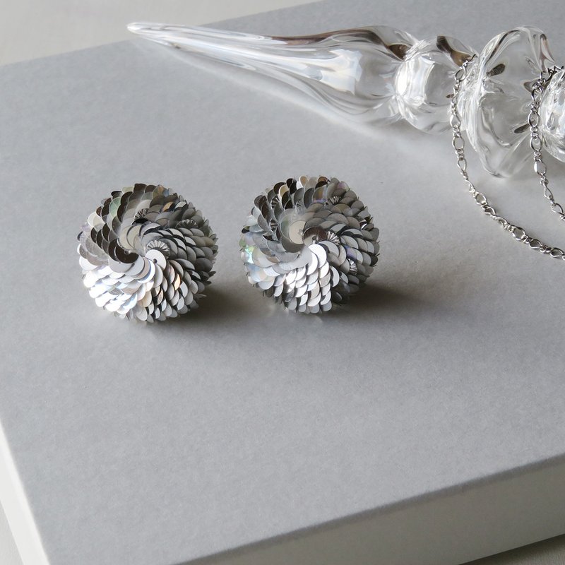 スパンコールイヤリング　シルバーmix - 耳环/耳夹 - 其他材质 银色