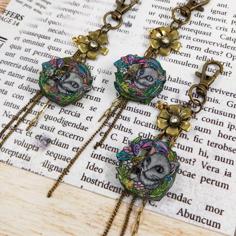 与蝴蝶玩耍的小猫咪 包包吊饰/钥匙圈 - 吊饰 - 塑料 多色