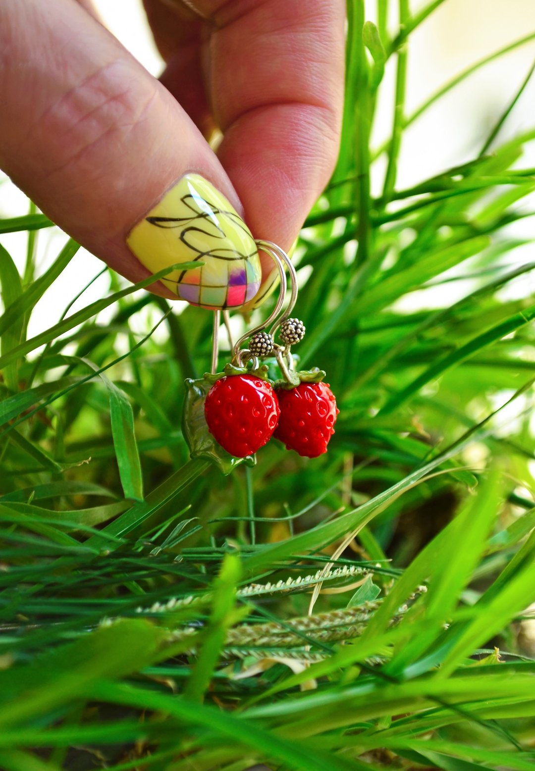 Wild Strawberry 耳环是送给您和您爱的每个人的完美礼物 - 耳环/耳夹 - 玻璃 红色