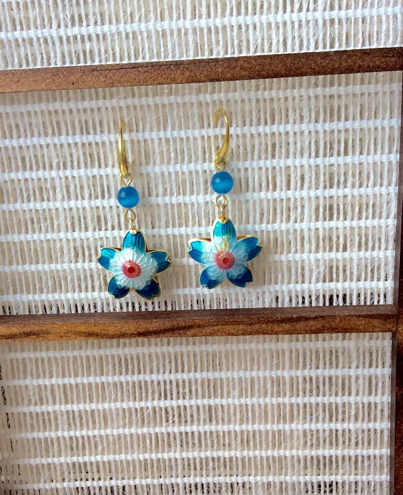 喵手作~樱花景泰蓝耳环/湖蓝 - 耳环/耳夹 - 其他金属 蓝色
